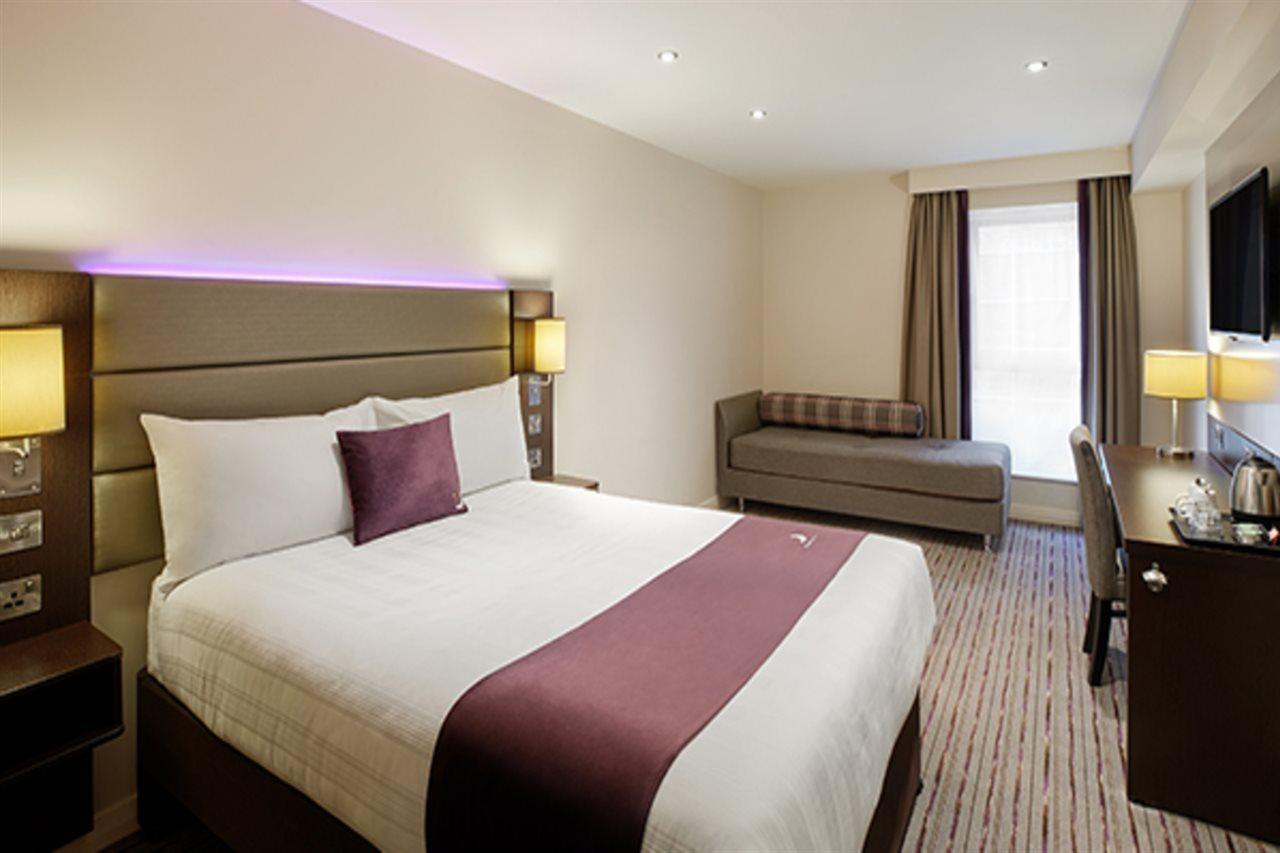 Premier Inn Premier Inn แบ็กช็อต ภายนอก รูปภาพ