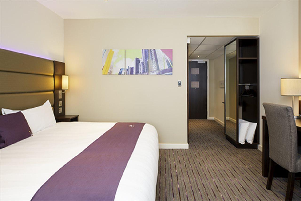 Premier Inn Premier Inn แบ็กช็อต ภายนอก รูปภาพ