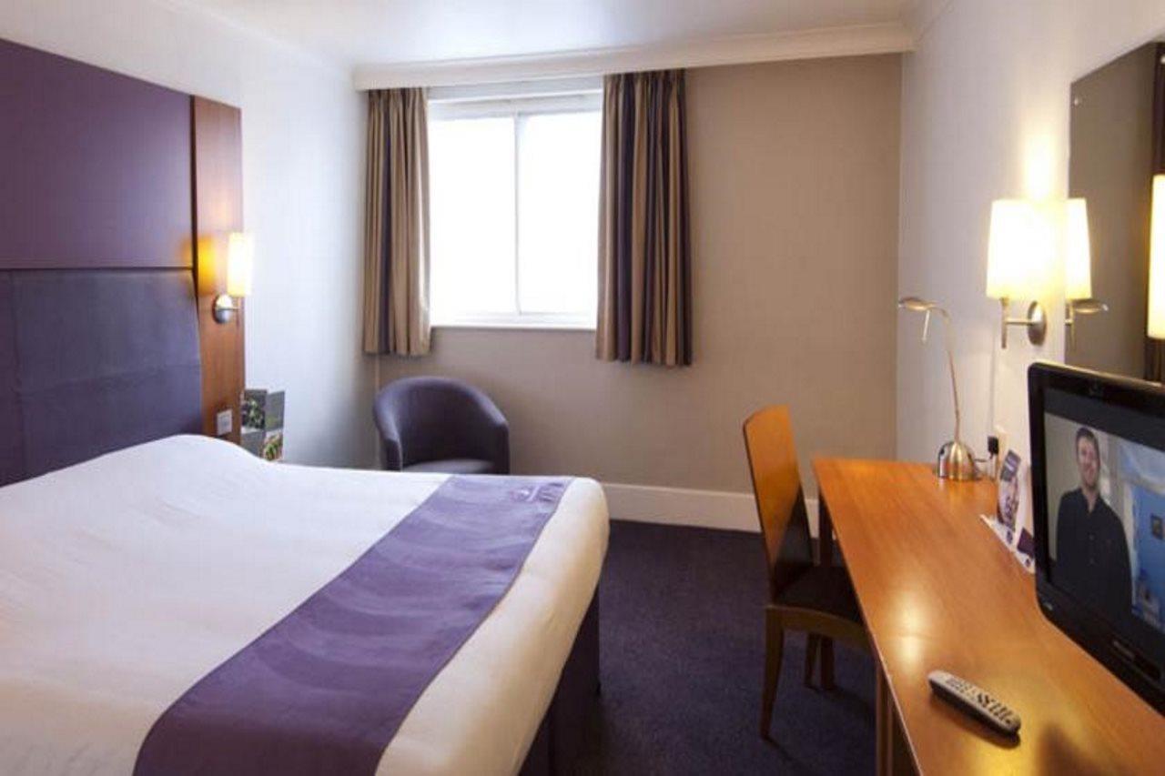 Premier Inn Premier Inn แบ็กช็อต ภายนอก รูปภาพ