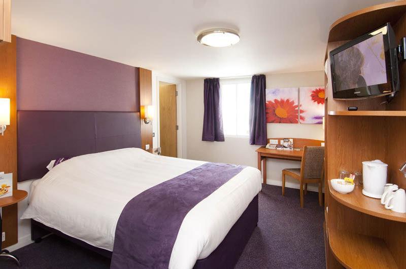 Premier Inn Premier Inn แบ็กช็อต ภายนอก รูปภาพ
